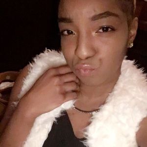 Meet your Posher, Leona